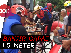 Lansia Dievakuasi dari Lokasi Banjir di Perumnas 1 Bekasi