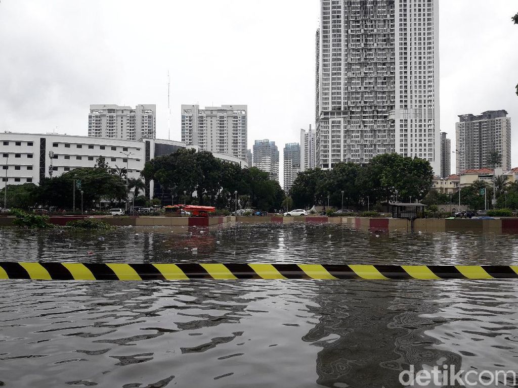 Underpass Kemayoran Hampir Tenggelam, Banjir Capai 7 Meter Underpass Kemayoran Hampir Tenggelam, Banjir Capai 7 Meter