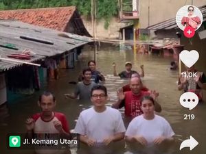 Banjir Sampai Perut, Tya Ariestya dan Warga Kemang Main TikTok
