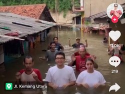 Banjir Sampai Perut, Tya Ariestya dan Warga Kemang Main TikTok