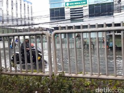 Genangan 50 Cm di Jalan Kapten Tendean Arah Blok M, Motor Nekat Melintas