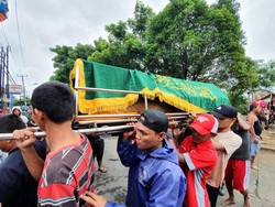 Warga Bekasi Ditemukan Tewas, Diduga Tersengat Listrik saat Banjir