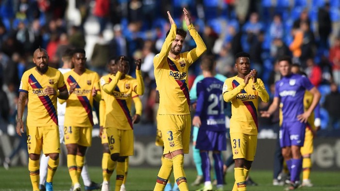 LEGANES, SPAIN - NOVEMBER 23: Gerard Pique of FC Barcelona celebrates with teamate Ansu Fati after his sides victory after the La Liga match between CD Leganes and FC Barcelona at Estadio Municipal de Butarque on November 23, 2019 in Leganes, Spain. (Photo by Denis Doyle/Getty Images)