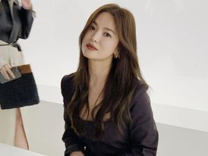 Tampil Beda di Pemotretan, Wajah Song Hye Kyo Nyaris Tak Dikenali Tampil Beda di Pemotretan, Wajah Song Hye Kyo Nyaris Tak Dikenali