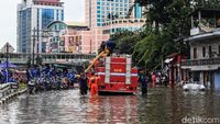 Damkar Sedot Banjir di Grogol