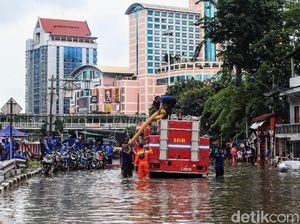 Damkar Sedot Banjir di Grogol