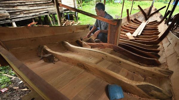 Melihat Pembuatan Perahu Kayu di Serang