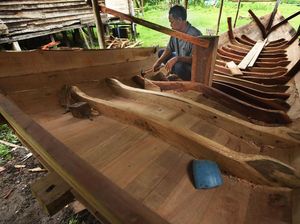 Melihat Pembuatan Perahu Kayu di Serang