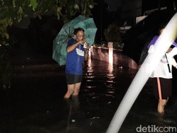 Diguyur Hujan Sejak Tengah Malam, Rawalumbu Jembatan 8 Bekasi Terendam