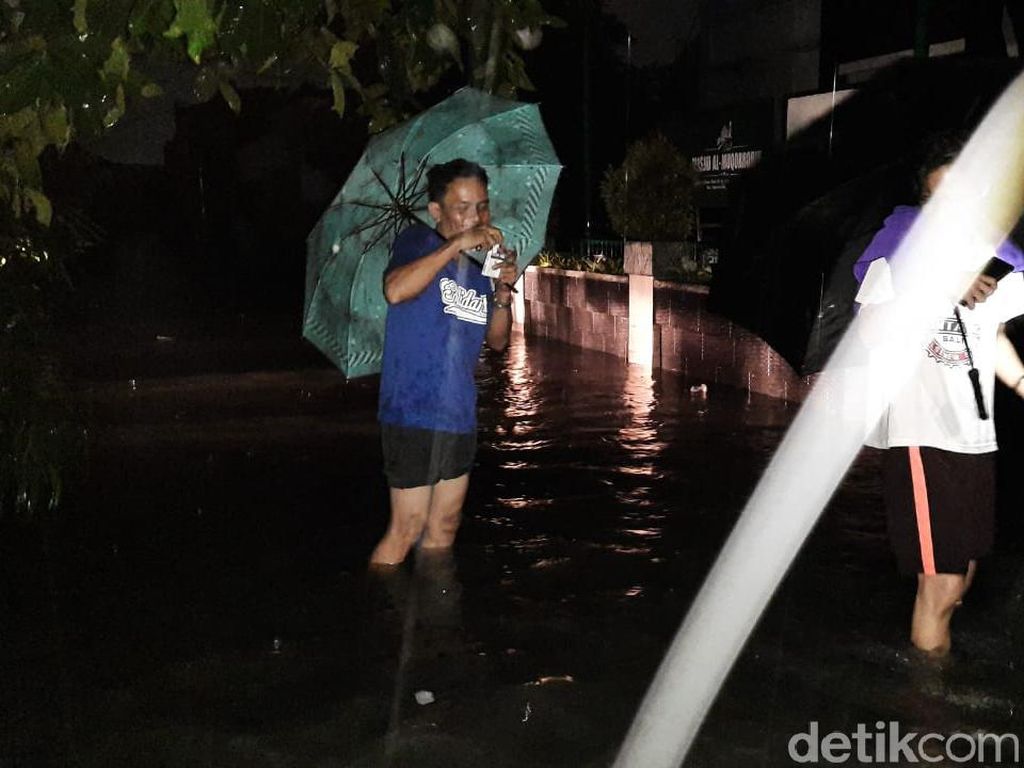 Diguyur Hujan Sejak Tengah Malam, Rawalumbu Jembatan 8 Bekasi Terendam Diguyur Hujan Sejak Tengah Malam, Rawalumbu Jembatan 8 Bekasi Terendam