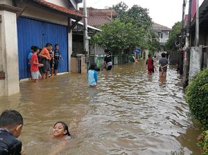 Banjir di Halim Belum Surut, Jadi Wahana Bermain Bocah