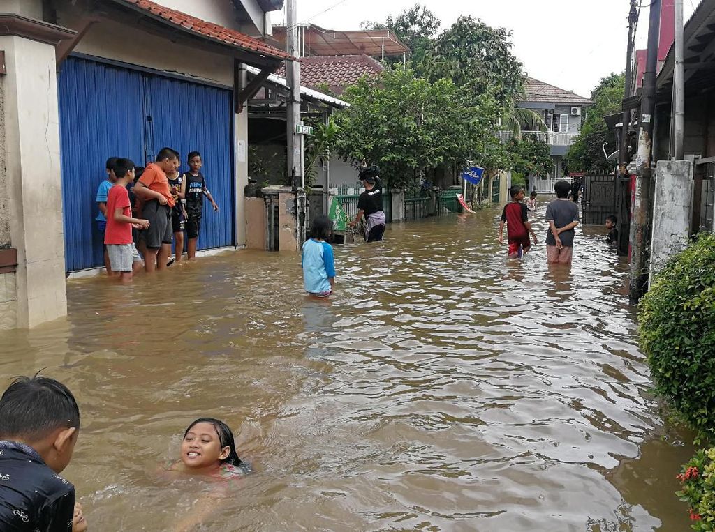 Banjir di Halim Belum Surut, Jadi Wahana Bermain Bocah Banjir di Halim Belum Surut, Jadi Wahana Bermain Bocah