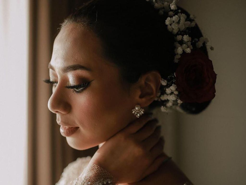 Foto: Inspirasi Pernikahan Abel Cantika, Pengantin yang Dandan Sendiri Foto: Inspirasi Pernikahan Abel Cantika, Pengantin yang Dandan Sendiri