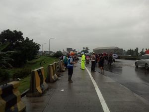 Pemukiman Dekat Tol Bitung Banjir, Warga Sempat Naik ke Jalan
