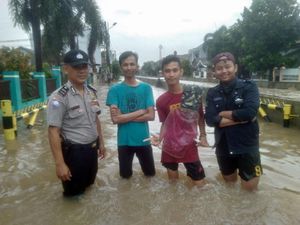 Kali Meluap, Kompleks Maharta-Kampung Bulan Pondok Aren Banjir 1 Meter Kali Meluap, Kompleks Maharta-Kampung Bulan Pondok Aren Banjir 1 Meter
