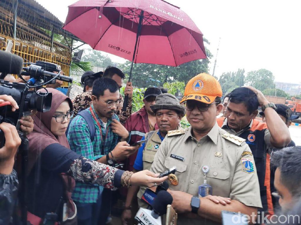 Menyoal Solusi Anies Atasi Banjir yang Terus Berulang Menyoal Solusi Anies Atasi Banjir yang Terus Berulang