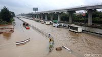Antrean Kendaraan Mengular Imbas Banjir di Tol Jatibening