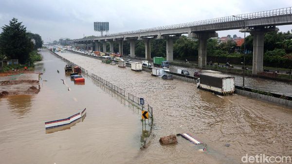 Antrean Kendaraan Mengular Imbas Banjir di Tol Jatibening