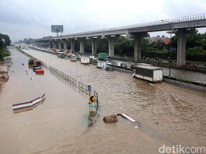 Antrean Kendaraan Mengular Imbas Banjir di Tol Jatibening