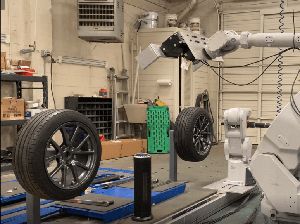 Ganti Ban Cepat Cuma Hitungan Menit, Serahkan pada Robot Ini