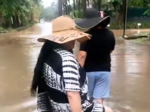 Jennifer Jill Banjir-banjiran: Gue Bisa Turunin Jetski Gue Nih! Jennifer Jill Banjir-banjiran: Gue Bisa Turunin Jetski Gue Nih!