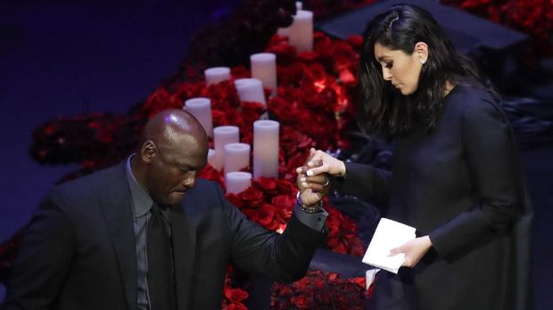 Michael Jordan membantu Vanessa Bryant turun dari panggung.