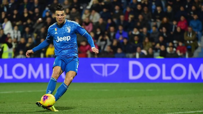 FERRARA, ITALY - FEBRUARY 22:  Cristiano Ronaldo (L) of Juventus shoots to score the first goal of his team during the Serie A match between SPAL and  Juventus at Stadio Paolo Mazza on February 22, 2020 in Ferrara, Italy.  (Photo by Pier Marco Tacca/Getty Images)