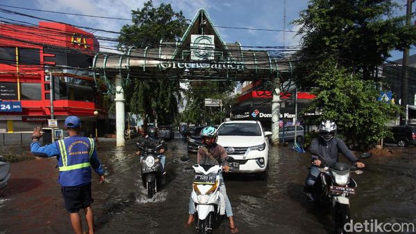 Green Garden Jakbar Masih Tergenang