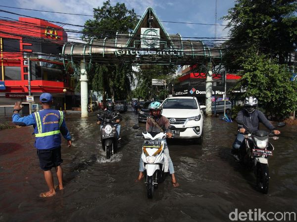 Green Garden Jakbar Masih Tergenang