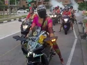 Viral Pengantin Wanita Pakai Saree Bawa Moge ke Tempat Nikah, Sangar!