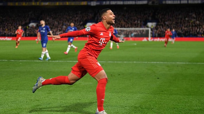 LONDON, ENGLAND - FEBRUARY 25: Serge Gnabry of Bayern Munich celebrates after scoring his teams second goal  during the UEFA Champions League round of 16 first leg match between Chelsea FC and FC Bayern Muenchen at Stamford Bridge on February 25, 2020 in London, United Kingdom. (Photo by Mike Hewitt/Getty Images)