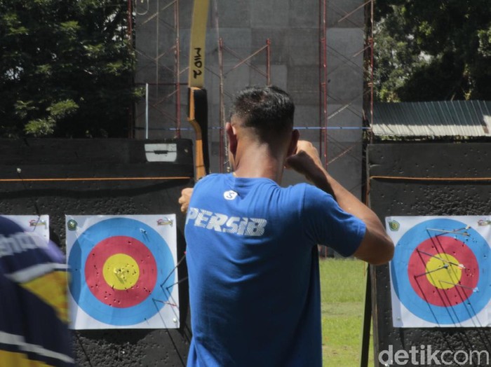 Persib Bandung memilih metode yang unik untuk memulihkan stamina para pemainnya. Kali ini, Maung Bandung berlatih panahan.