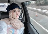 5 Gaya Hijab Pakai Topi ala Angel Lelga agar Bunda Terlihat Lebih Muda