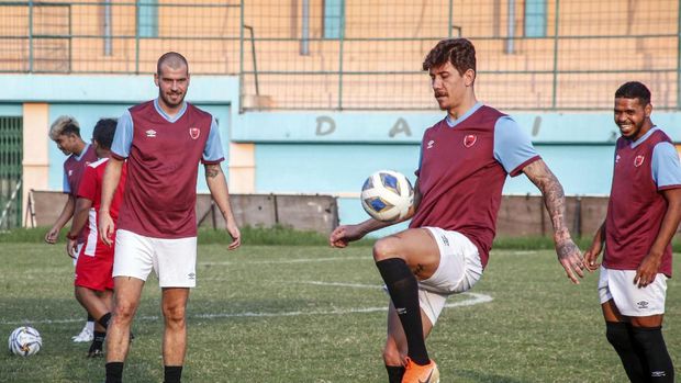 Giancarlo Lopes (tengah) saat sesi latihan PSM Makassar. (