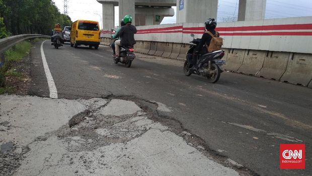Hujan yang mengguyur kawasan Jabodetak dalam sepekan terakhir bukan hanya menyebabkan banjir di beberapa pemukiman warga. Hujan juga mengakibatkan sejumlah ruas jalan utama atau protokol rusak dan berlubang.