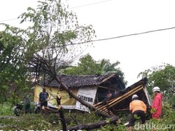Hujan Angin di Klaten Tumbangkan Pepohonan dan Bikin Rumah Rusak