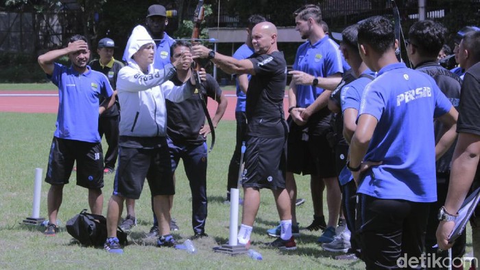 Penahan jadi Metode Latihan Unik Persib Bandung Persib Bandung memilih metode yang unik untuk memulihkan stamina para pemainnya. Kali ini, Maung Bandung berlatih panahan.
