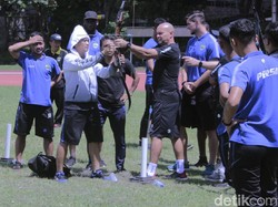 Instruktur panahan pun sibuk memberikan arahan sambil memperhatikan teknis keselamatan.