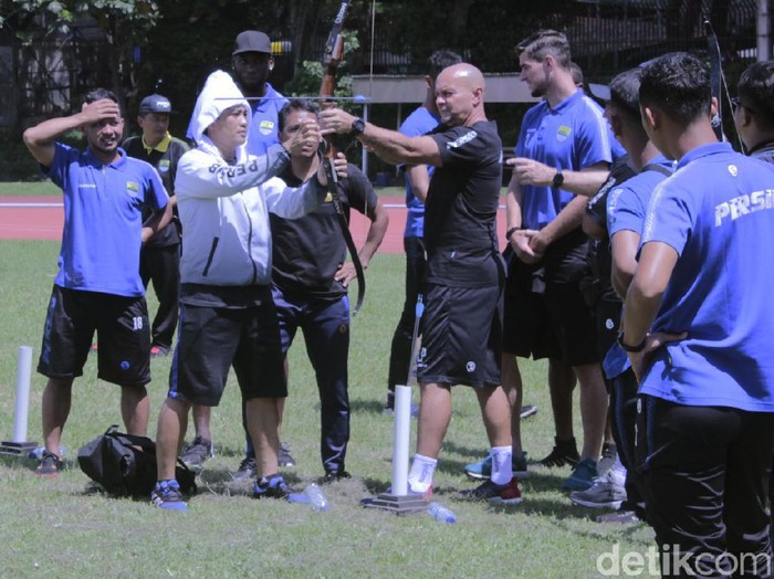 Persib Bandung memilih metode yang unik untuk memulihkan stamina para pemainnya. Kali ini, Maung Bandung berlatih panahan.