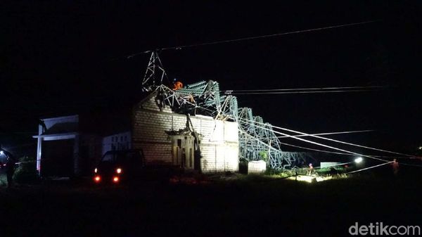 Sudah 21 Jam Tower PLN di Rembang Belum Dievakuasi