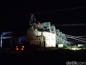 Sudah 21 Jam Tower PLN di Rembang Belum Dievakuasi