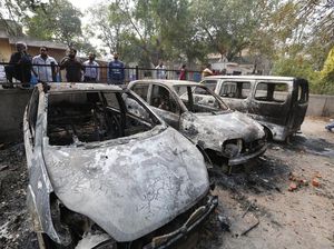 Ngeri! Mobil hingga Traktor Jadi Korban Kerusuhan di India Ngeri! Mobil hingga Traktor Jadi Korban Kerusuhan di India