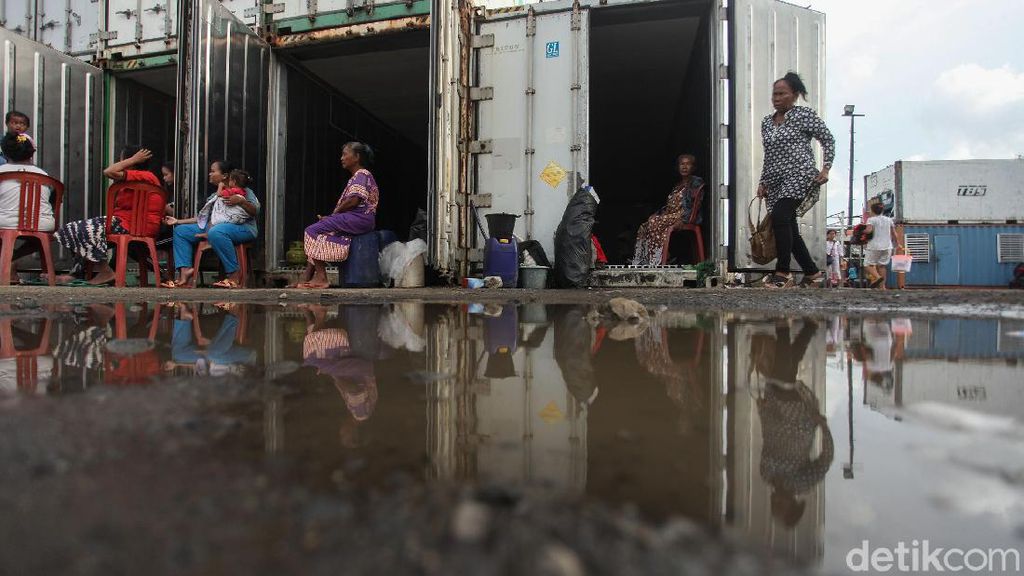 Para Pengungsi Banjir Ini Tinggal di Dalam Kontainer