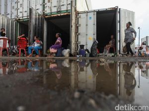 Para Pengungsi Banjir Ini Tinggal di Dalam Kontainer Para Pengungsi Banjir Ini Tinggal di Dalam Kontainer
