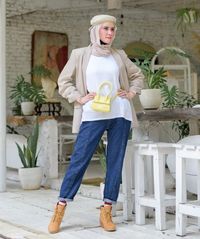 5 Gaya Hijab Pakai Topi ala Angel Lelga agar Bunda Terlihat Lebih Muda