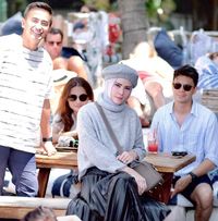 5 Gaya Hijab Pakai Topi ala Angel Lelga agar Bunda Terlihat Lebih Muda