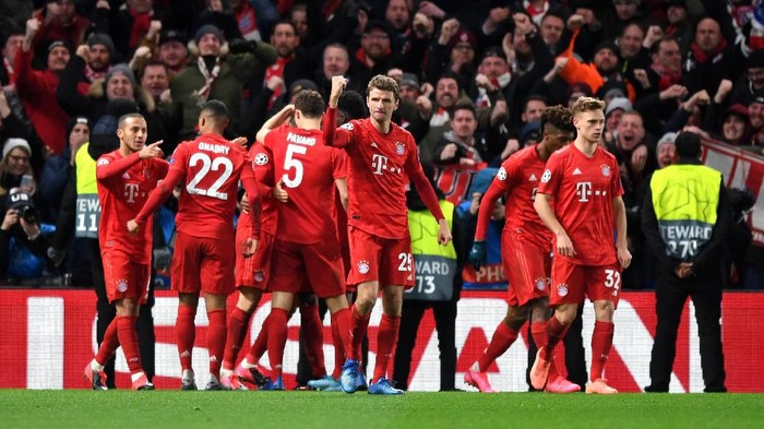 LONDON, ENGLAND - FEBRUARY 25: Thomas Muller of Bayern Munich celebrates his sides first goal scored by Serge Gnabry  during the UEFA Champions League round of 16 first leg match between Chelsea FC and FC Bayern Muenchen at Stamford Bridge on February 25, 2020 in London, United Kingdom. (Photo by Shaun Botterill/Getty Images)