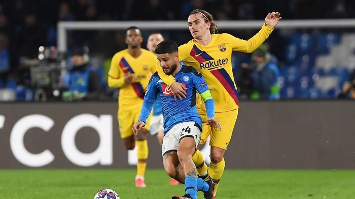 NAPLES, ITALY - FEBRUARY 25: Lorenzo Insigne of SSC Napoli vies with Antoine Griezmann of FC Barcelona during the UEFA Champions League round of 16 first leg match between SSC Napoli and FC Barcelona at Stadio San Paolo on February 25, 2020 in Naples, Italy. (Photo by Francesco Pecoraro/Getty Images)