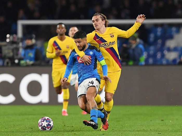 NAPLES, ITALY - FEBRUARY 25: Lorenzo Insigne of SSC Napoli vies with Antoine Griezmann of FC Barcelona during the UEFA Champions League round of 16 first leg match between SSC Napoli and FC Barcelona at Stadio San Paolo on February 25, 2020 in Naples, Italy. (Photo by Francesco Pecoraro/Getty Images)