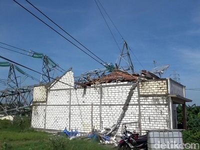 Brakkk! Penampakan Tower PLN Roboh Timpa Rumah di Rembang